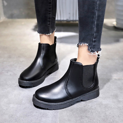 Κυρίες μοντέρνες μπότες σε μαύρο και καφέ χρώμα