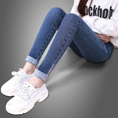 Κομψά γυναικεία τζιν σε διάφορα χρώματα με πλευρικές λωρίδες