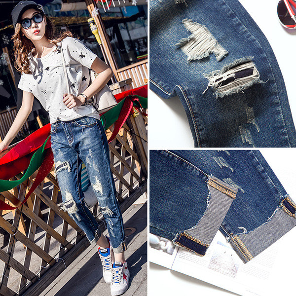 Modern női farmer kék színben, szakadt motívumokkal