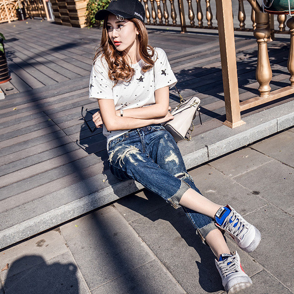 Modern női farmer kék színben, szakadt motívumokkal