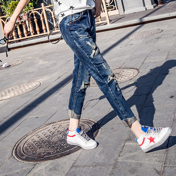 Modern női farmer kék színben, szakadt motívumokkal