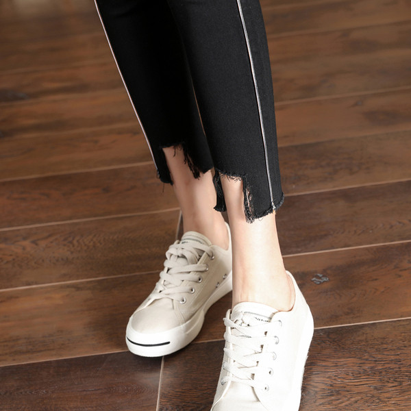 Κομψά γυναικεία τζιν  με πλαϊνό φιτίλι  σε μαύρο και γκρι χρώμα