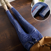 Stílusos női farmer két színben, hímzéssel