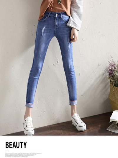 Stílusos női farmer két színben, hímzéssel