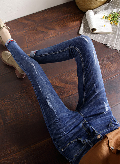 Stílusos női farmer két színben, hímzéssel