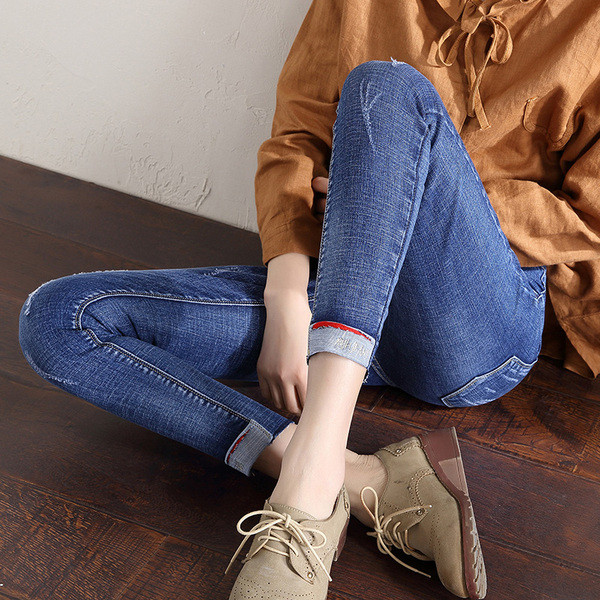 Stílusos női farmer két színben, hímzéssel