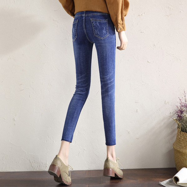 Stílusos női farmer két színben, hímzéssel