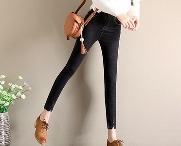 Κομψά γυναικεία τζιν σε σκούρο χρώμα