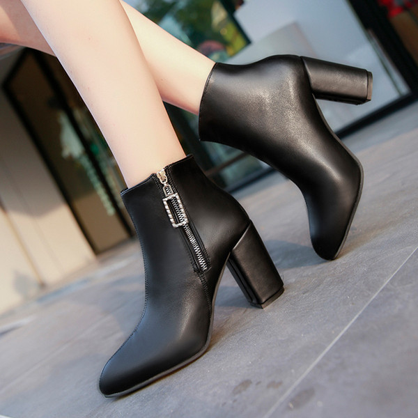 Stílusos női bőrcsizma fekete színben