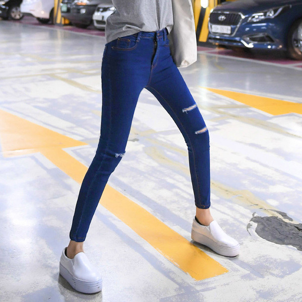 Lezser női farmer szakadt motívumokkal, két színben