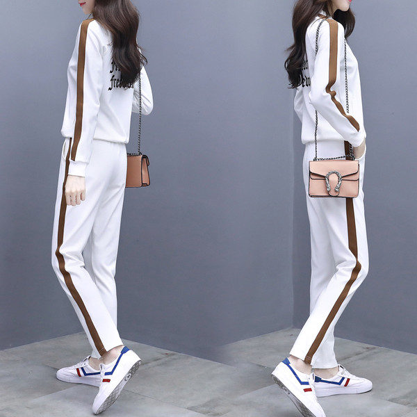 Αθλητικό-κομψό γυναικείο σετ  σε λευκό και μαύρο χρώμα