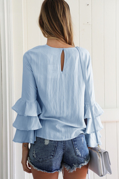 Modern női blúz fodrokkal az ujjain kék színben