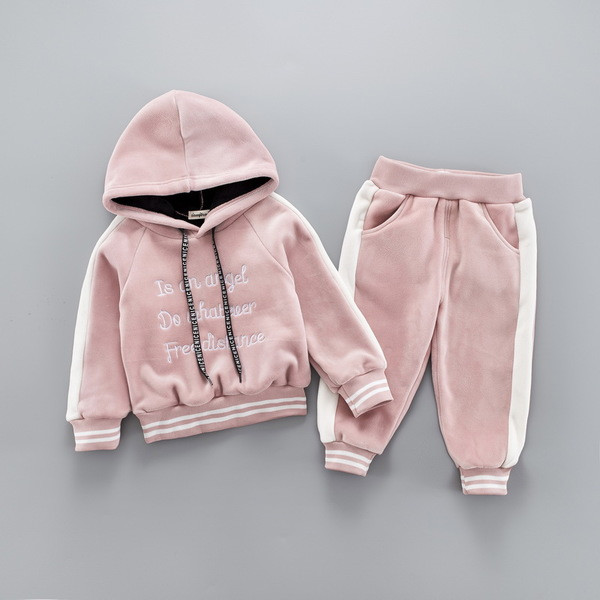 Lányoknak és fiúknak megfelelő gyerekkészlet két színben