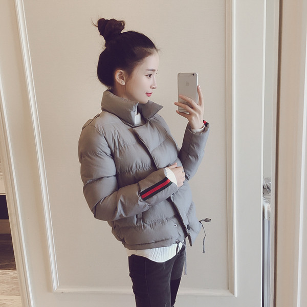 Női kabát Karcsú modell színes szegélyekkel az ujjakon