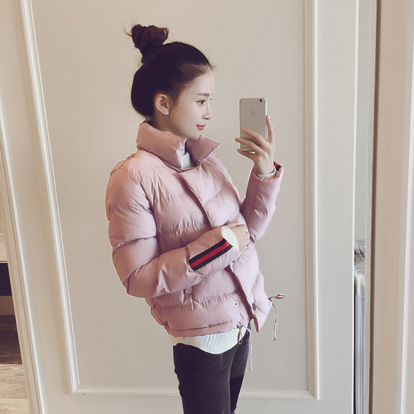 Női kabát Karcsú modell színes szegélyekkel az ujjakon