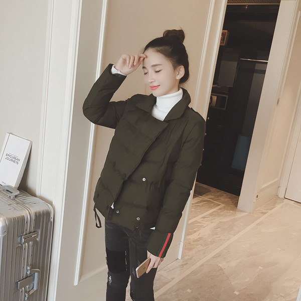 Női kabát Karcsú modell színes szegélyekkel az ujjakon