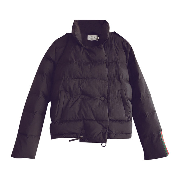 Női kabát Karcsú modell színes szegélyekkel az ujjakon