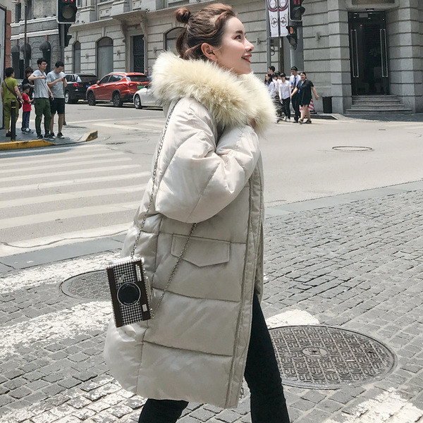 Női széles modell kabát kapucnival és pehellyel fehér és fekete színben