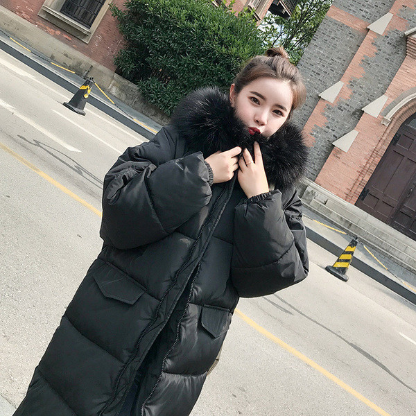 Női széles modell kabát kapucnival és pehellyel fehér és fekete színben