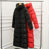 Άνετο μοντέλο χειμωνιάτικο γυναικείο μπουφάν με κουκούλα σε μαύρο και κόκκινο χρώμα