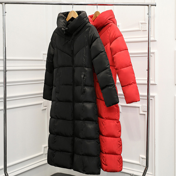 Άνετο μοντέλο χειμωνιάτικο γυναικείο μπουφάν με κουκούλα σε μαύρο και κόκκινο χρώμα