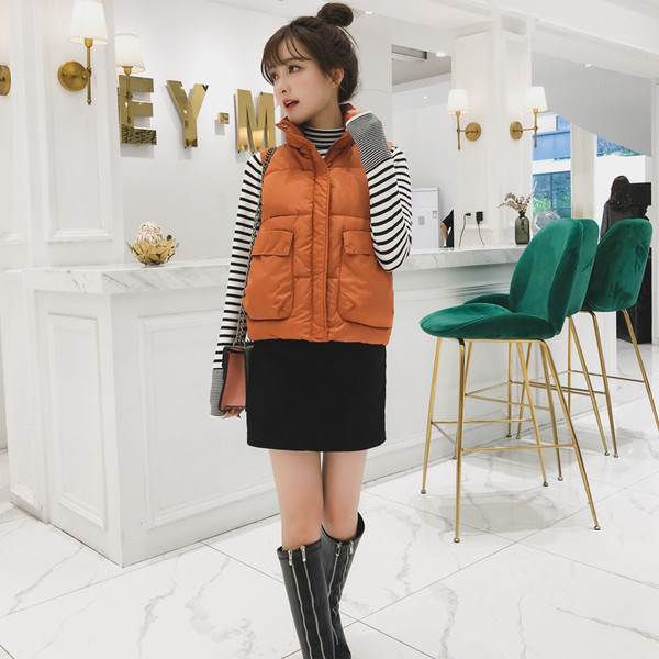 Női mellény fekete és narancssárga hátoldalán mintával