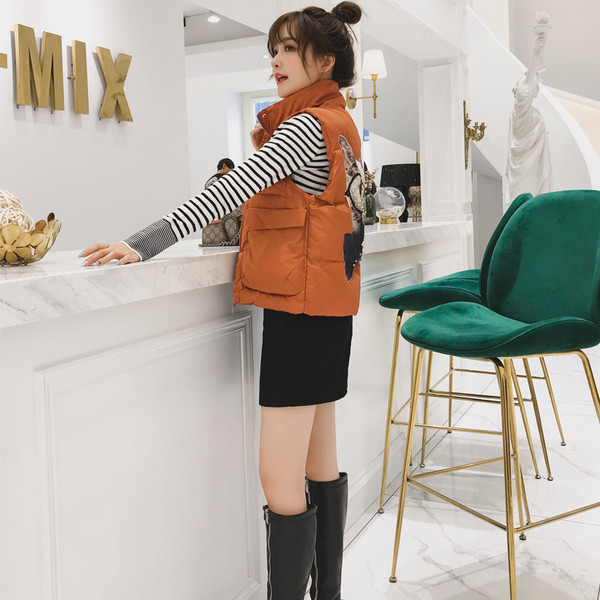 Női mellény fekete és narancssárga hátoldalán mintával