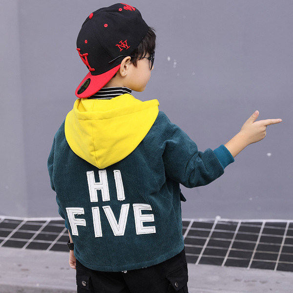 Fiúknak való napi gyerekkabát két színben