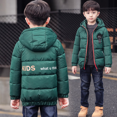 Aktuális gyerekkabát fiúknak három színben felirattal