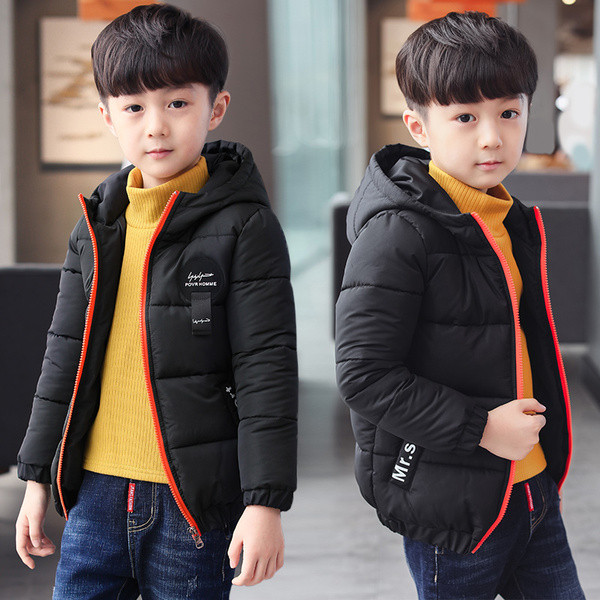 Aktuális gyerekkabát fiúknak három színben felirattal