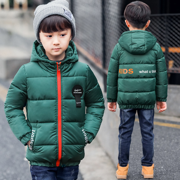 Aktuális gyerekkabát fiúknak három színben felirattal