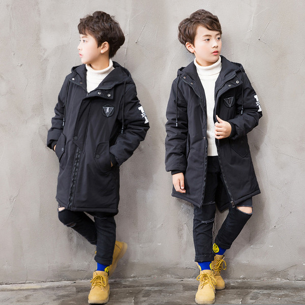 Modern, sötét színű gyerek kabát fiúknak