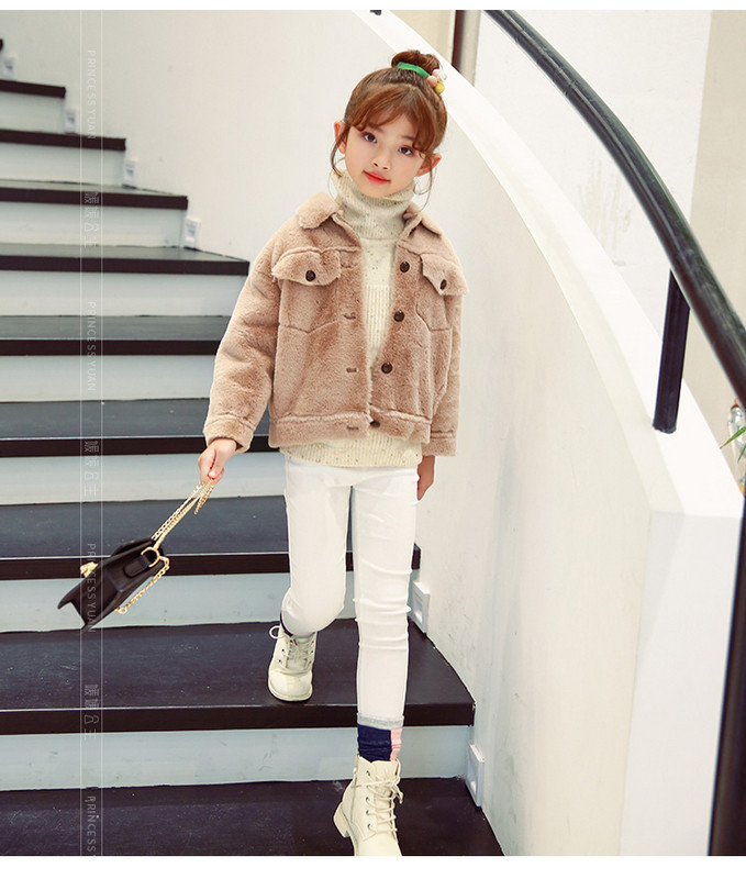 Modern, barna színű gyerekkabát lányoknak