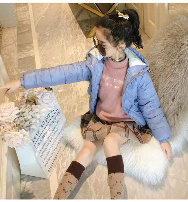 Άνετο μπουφάν για τα κορίτσια σε ανοιχτό χρώμα