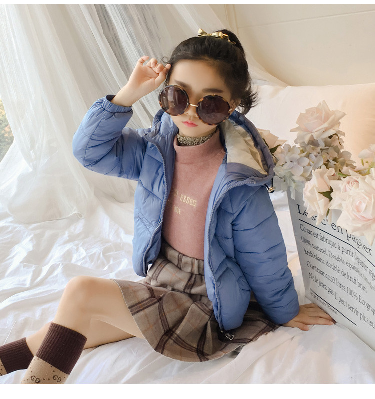 Άνετο μπουφάν για τα κορίτσια σε ανοιχτό χρώμα