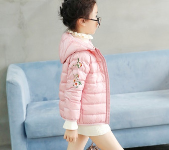 Παιδικό μπουφάν για τα κορίτσια σε έντονο ροζ χρώμα