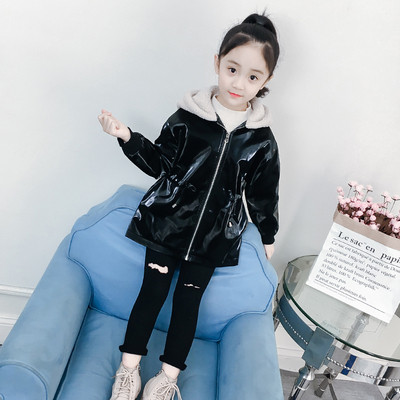 Κομψό παιδικό μπουφάν με κουκούλα για τα κορίτσια σε δύο χρώματα - μαύρο και κόκκινο