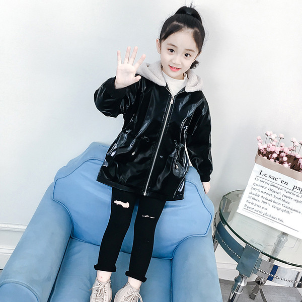 Κομψό παιδικό μπουφάν με κουκούλα για τα κορίτσια σε δύο χρώματα - μαύρο και κόκκινο