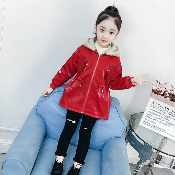 Κομψό παιδικό μπουφάν με κουκούλα για τα κορίτσια σε δύο χρώματα - μαύρο και κόκκινο