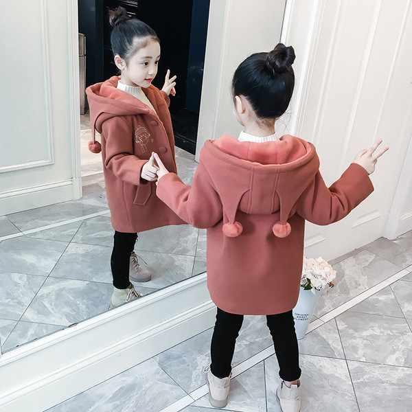 Κομψό ροζ παιδικό μπουφάν για κορίτσια με τρισδιάστατο στοιχείο