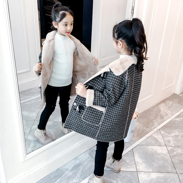 Modern hosszúkás gyerekkabát lányoknak