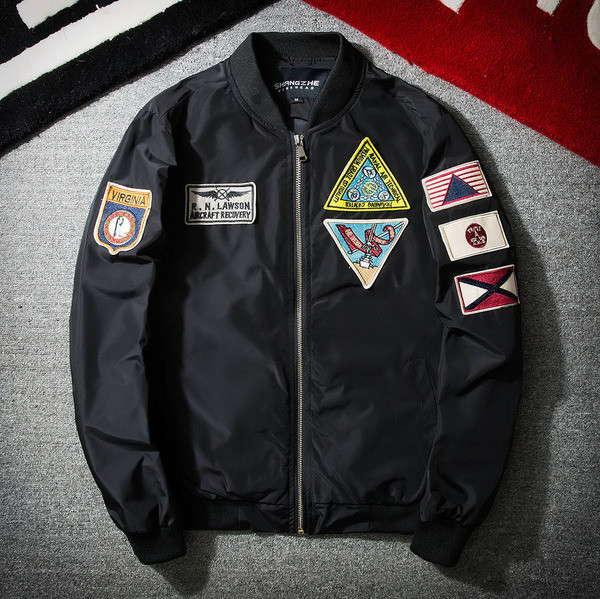 Alkalmi férfi téli kabát három színben emblémákkal