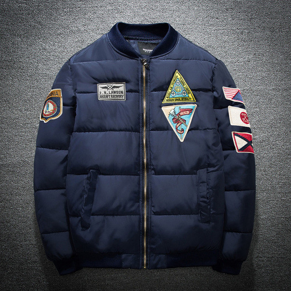 Alkalmi férfi téli kabát három színben emblémákkal