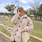 Modern női kabát világos színben