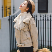 Elegáns, világos színű női kabát