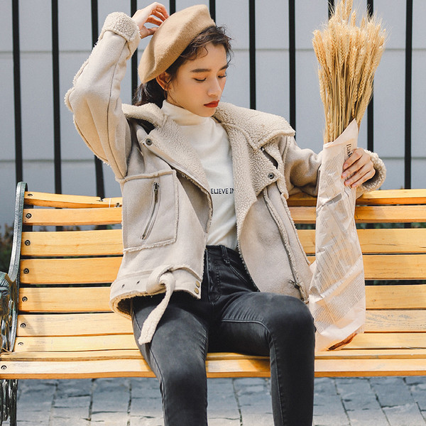 Elegáns, világos színű női kabát