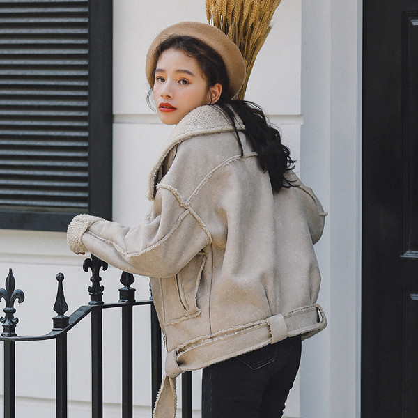 Elegáns, világos színű női kabát