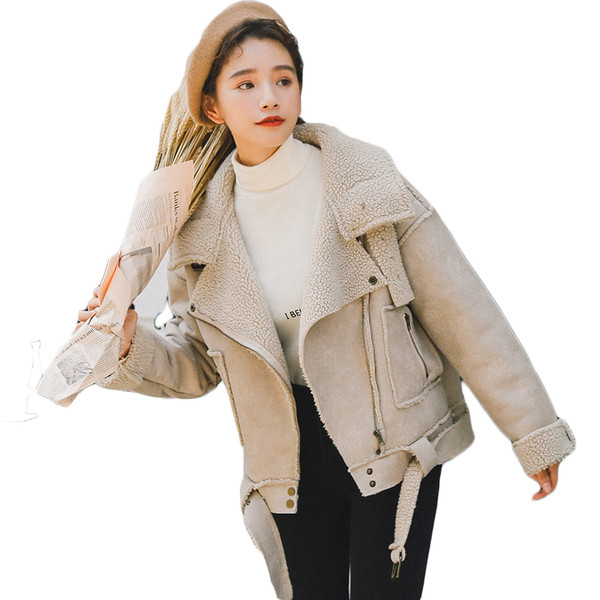 Elegáns, világos színű női kabát