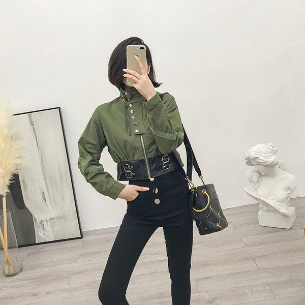 Stílusos női kabát fekete és zöld színben