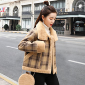 Női kockás kabát világos színben